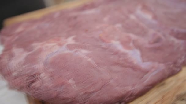 Ruwe rundvlees met kruiden — Stockvideo
