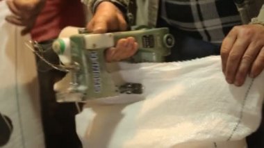 adam bir çuval tahıl dikiş makinesi diker
