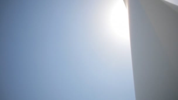Větrná turbína na poli pšenice, v létě Royalty Free Stock Video