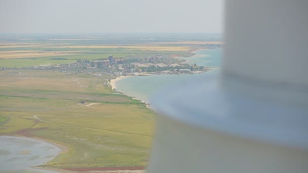 Vleugel Hb windturbine tegen de blauwe hemel en tarwe veld — Stockvideo