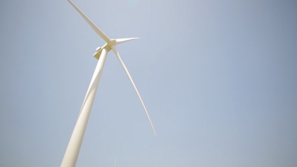Windkraftanlage auf einem Weizenfeld im Sommer — Stockvideo