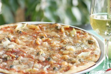 Beyaz şarap ile pizza