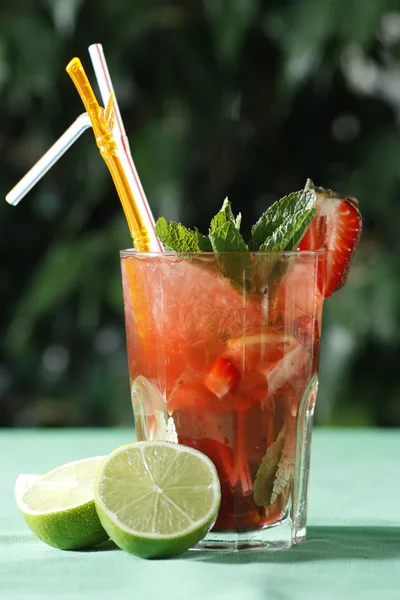 Strawberry cocktail with lime — Stock Photo, Image