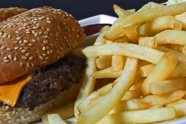 Cheeseburger met friet — Stockfoto