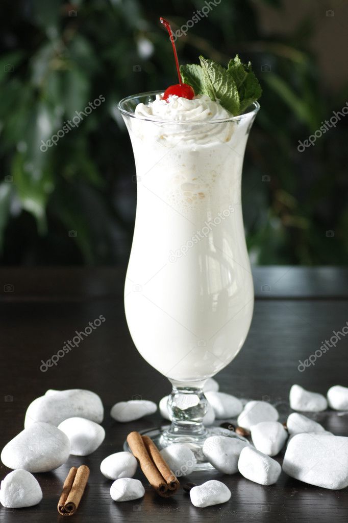 Alcohol cocktail met rum, kokos puur, melk en room — Stockfoto © i