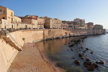 Syracuse, Sicilya, İtalya - 25 Ağustos 2020: Ortigia 'nın tarihi merkezinde Cala Rossa plajı