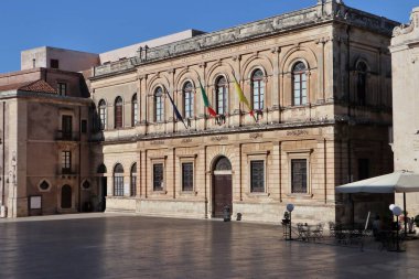 Syracuse, Sicilya, İtalya - 26 Ağustos 2020: Ulusal Arkeoloji Müzesi 'nin 19. yüzyıl sarayı, şu anda Syracuse Kültür Mirası Yönetimi' nin merkezi.