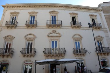 Syracuse, Sicilya, İtalya - 26 Ağustos 2020: Palazzo Pupillo, Piazza Archimede