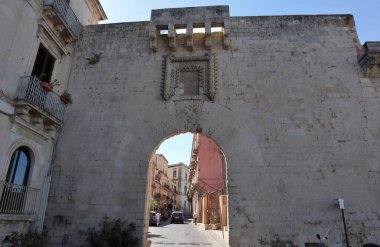 Syracuse, Sicilya, İtalya - 27 Ağustos 2020: Porta Marina, Ortigia 'nın tarihi merkezine açılan kapılardan biri.