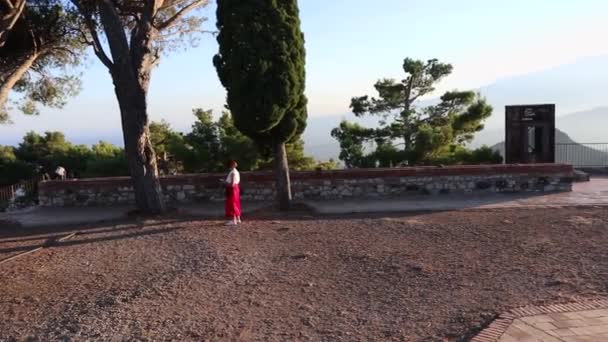 Castelmola Xo//Turisti sulla terrazza del castello tramonto — Video