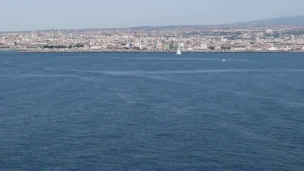 Катания - Panoramica della costa dal mare — стоковое видео