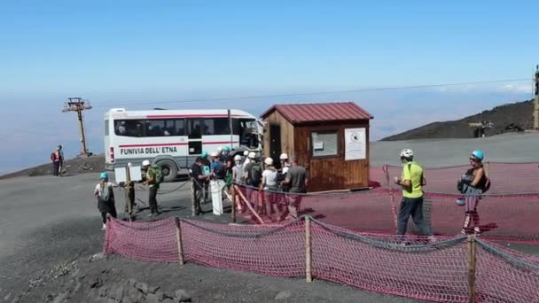 Etna - Panoramica dal piazzale di arrivo della funivia — Stock video