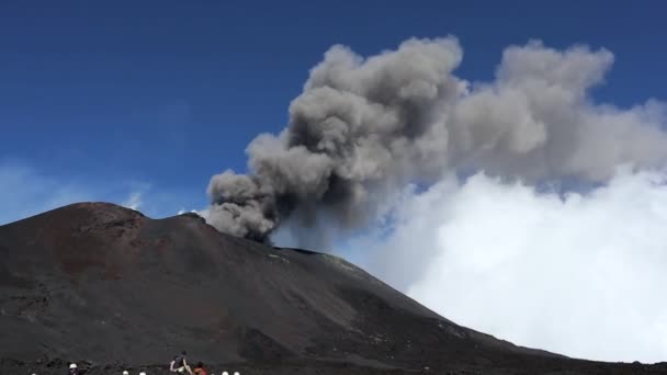 Etna - Sbuffo dal cratere durante la sosta degli escursionisti — Stok video