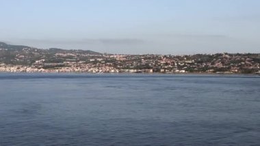 Messina - Panoramica dal traghetto all 'alba