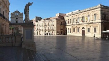 Siracusa - Panoramica di Piazza Duomo la mattina