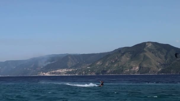 Messina - Kitesurfer in virata a Capo Peloro — Stockvideo