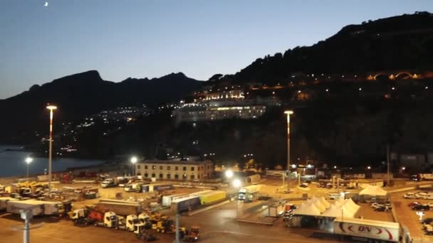 Salerno - Panoramica del porto dal traghetto al tramonto — Stockvideo