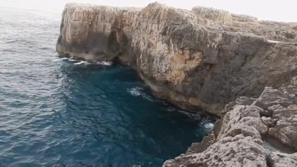 Siracusa - Scogliera al faro del Plemmirio — Stockvideo