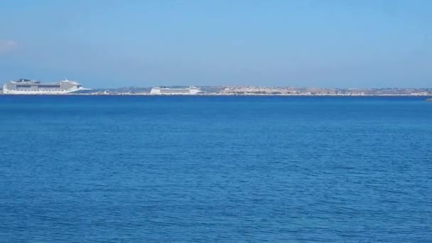 Priolo Gargallo ~ ~ Panoramica della costa dall 'istmo di Thapsos ~ — Stok video