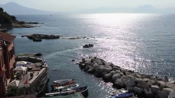 Napoli - Barca in uscita dal porticciolo di Merechiaro — Videoclip de stoc