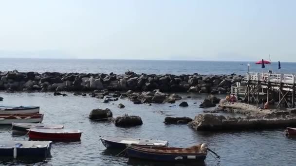 Neapel - Panoramica del porticciolo di Marechiaro — Stockvideo