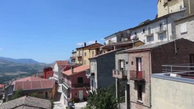 Cairano, Campania, İtalya - 24 Haziran 2020: Tarihi merkez meydanından vadiye genel bakış