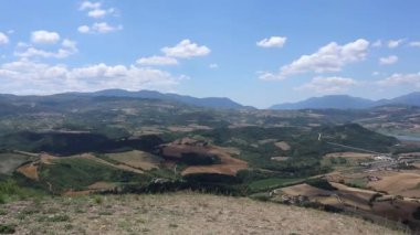 Cairano, Campania, İtalya - 24 Haziran 2020: Rüzgâr yoğunluğu değiştiğinde üç rüzgar organı yapılan Borgo Castello 'nun tepesinden genel bakış