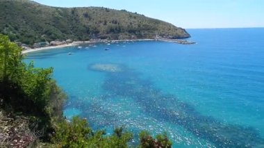 Palinuro, Campania, İtalya - 8 Haziran 2020: Sahil yolundan limana bakış