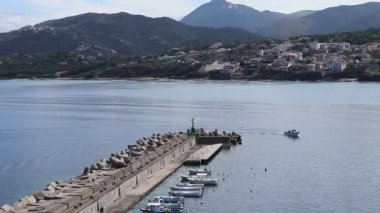 Palinuro, Campania, İtalya - 8 Haziran 2020: Kulelerin tepesinden limana varan tekne