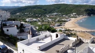 Rodi Garganico, Puglia, İtalya - 6 Ekim 2019: Baia Camomilla ve köyün limanı