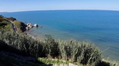 Rodi Garganico, Puglia, İtalya - 6 Ekim 2019: Baia Camomilla ve köyün limanı