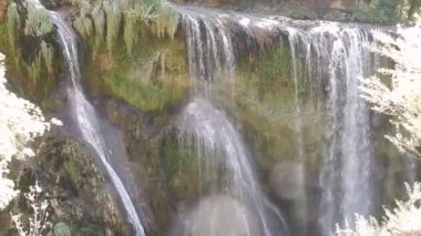 Terni, Umbria, İtalya - 11 Eylül 2019: Kapılar açıldıktan sonra Marmore Şelalesinin son bölümünün ayrıntıları