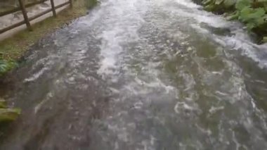 Terni, Umbria, İtalya - 11 Eylül 2019: Kapılar açıldıktan sonra Marmore Şelalesinin son bölümünün ayrıntıları