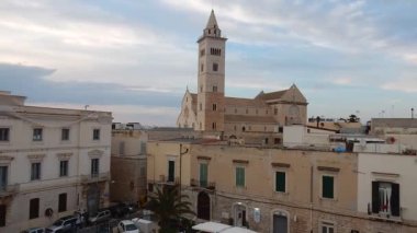 Trani, Puglia, İtalya - 18 Mayıs 2019: Günbatımında San Nicola Pellegrino Katedrali 'nin zaman aşımı