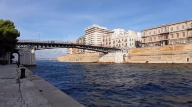 Taranto, Puglia, İtalya - 2 Kasım 2019: Mar Grande 'yi Mar Piccolo' ya bağlayan yapay kanala genel bakış
