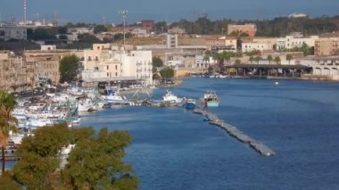 Taranto, Puglia, İtalya - 2 Kasım 2019: Mar Piccolo boyunca uzanan Garibaldi rıhtımı