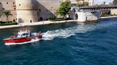 Taranto, Puglia, İtalya - 2 Kasım 2019: İtfaiye devriye botu yapay kanaldan ayrılıyor
