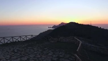 Sahip Lubrense, Campania, İtalya - 15 Şubat 2020: Monte Costanzo 'nun tepesinden gün batımında Capri adasının manzarası