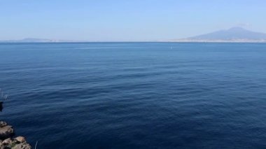 Sorrento, Campania, İtalya - 16 Şubat 2020: Bagni della Regina Giovanna 'nın Roma villasının kalıntılarından Napoli Körfezi' ne bakış