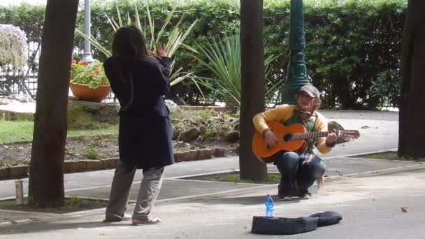 Trani Puglia Italië Mei 2019 Straatartiesten Het Stadhuis Terwijl Aan — Stockvideo