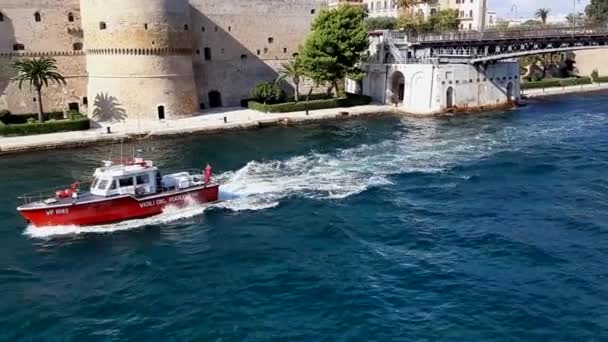 Taranto Puglia Itálie Listopadu 2019 Hasičský Hlídkový Člun Opouští Umělý — Stock video