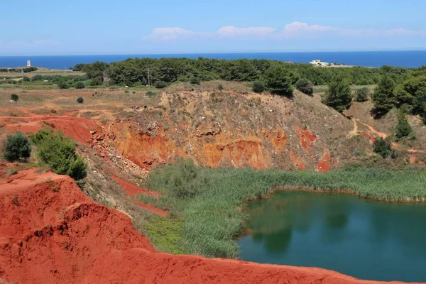 Otranto, Puglia, İtalya - 28 Haziran 2020: Eski boksit madeninde oluşturulan göl