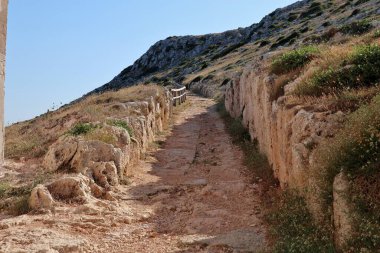 Otranto, Puglia, İtalya - 28 Haziran 2020: Punta Palascia 'dan kıyı manzarası, İtalya' nın en doğu noktası