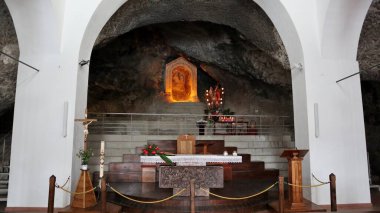 Monticchio, Basilicata, İtalya - 1 Ekim 2020: San Michele Arcangelo Sığınağı Kilisesi 'nin İçi