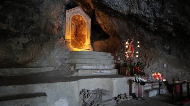 Monticchio, Basilicata, İtalya - 1 Ekim 2020: San Michele Arcangelo Sığınağı Kilisesi 'nin İçi