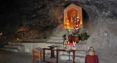 Monticchio, Basilicata, İtalya - 1 Ekim 2020: San Michele Arcangelo Sığınağı Kilisesi 'nin İçi