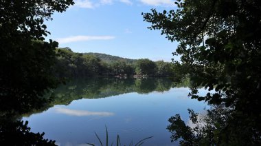 Monticchio, Basilicata, İtalya - 1 Ekim 2020: Iago Piccolo Panoraması çevresindeki küçük yoldan
