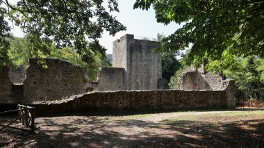 Monticchio, Basilicata, İtalya - 1 Ekim 2020: Norman zamanlarında Benediktinler tarafından inşa edilen Sant 'Ippolito manastır kompleksinin kalıntıları