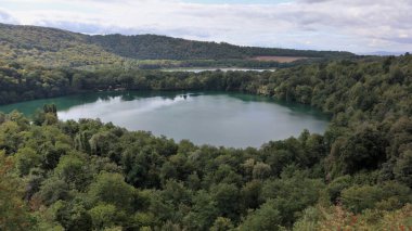 Monticchio, Basilicata, İtalya - 1 Ekim 2020: San Michele Arcangelo Manastırı 'ndaki göllerin panoraması