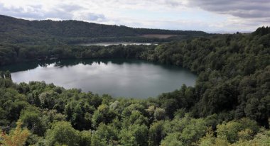 Monticchio, Basilicata, İtalya - 1 Ekim 2020: San Michele Arcangelo Manastırı 'ndaki göllerin panoraması